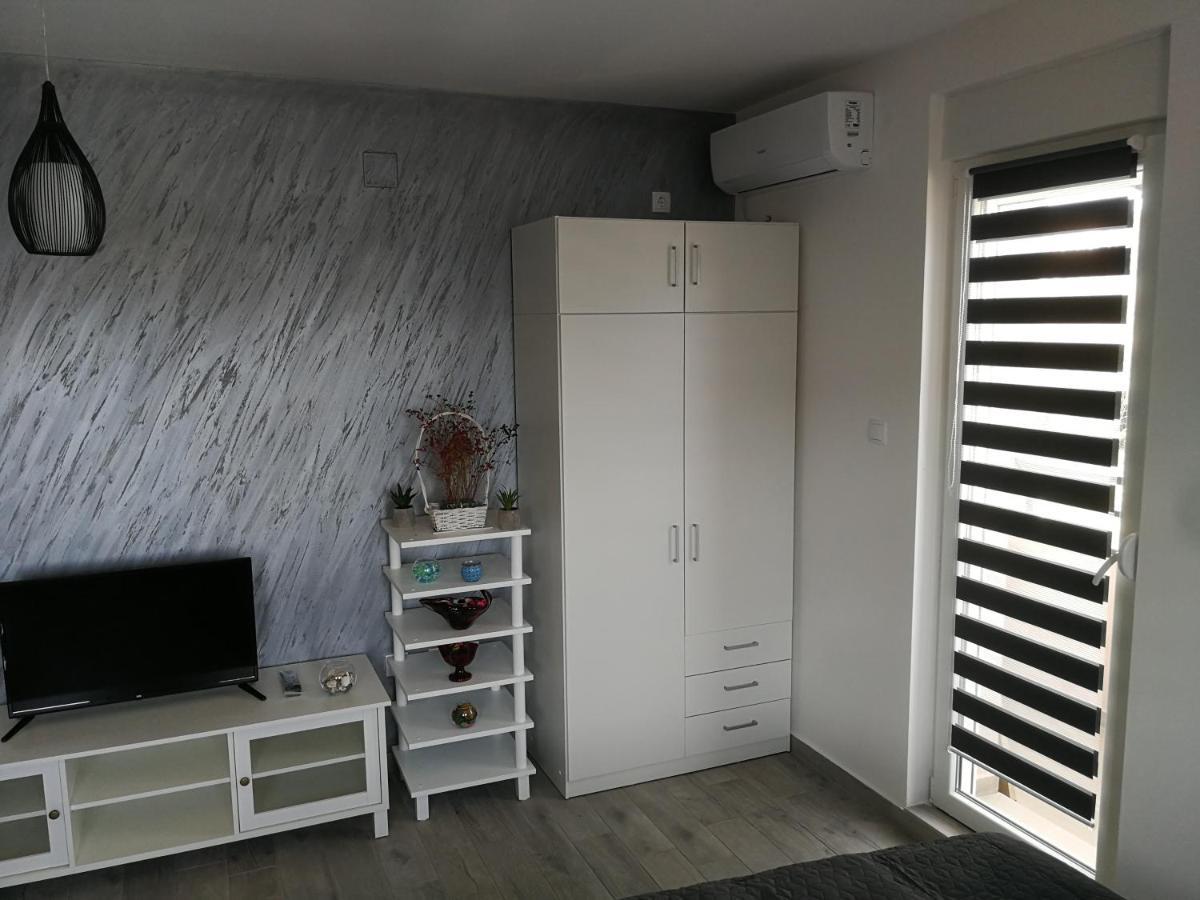 Danica Apartment สเรมสกา มิโตรวิตซา ภายนอก รูปภาพ