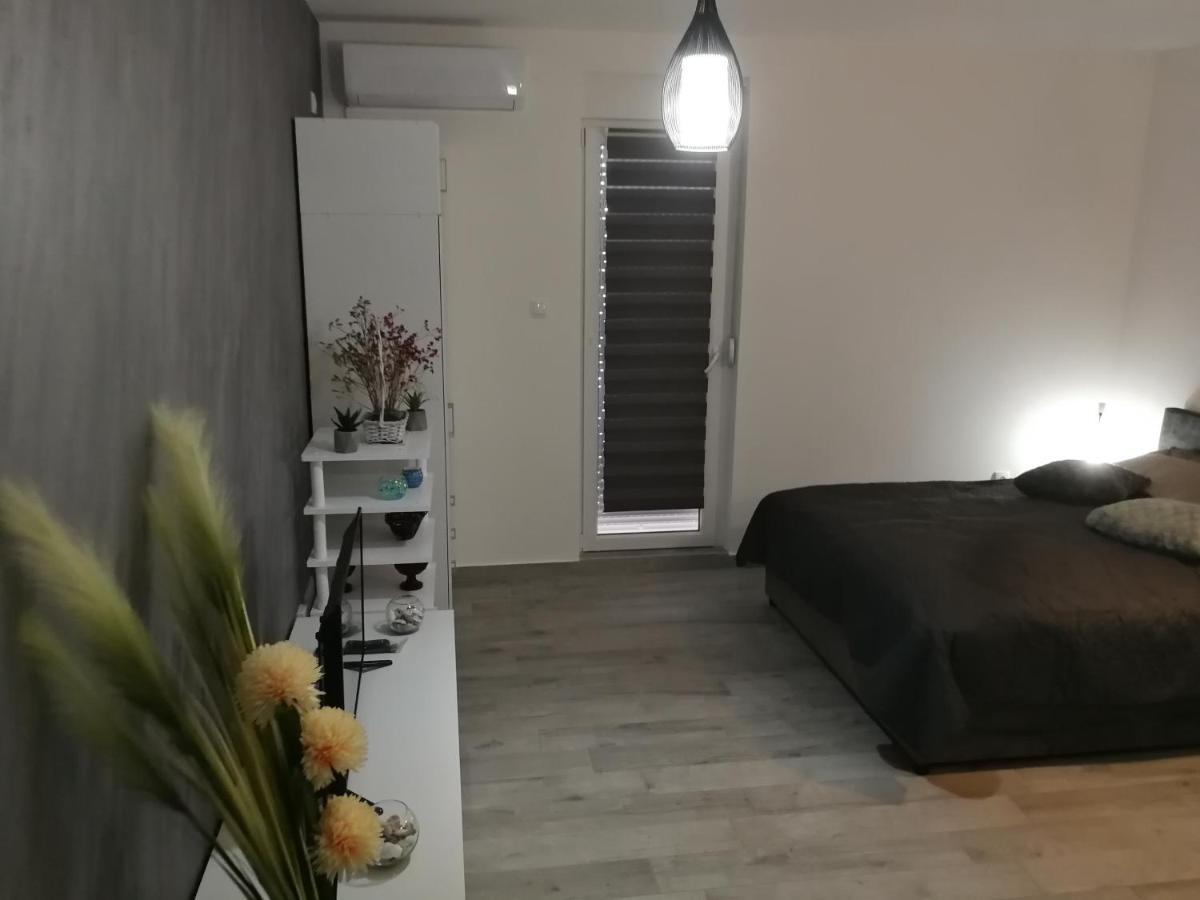 Danica Apartment สเรมสกา มิโตรวิตซา ภายนอก รูปภาพ