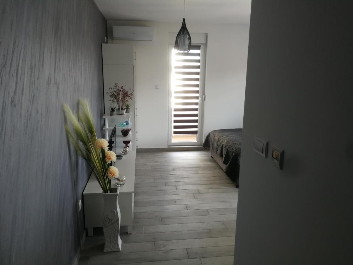 Danica Apartment สเรมสกา มิโตรวิตซา ภายนอก รูปภาพ