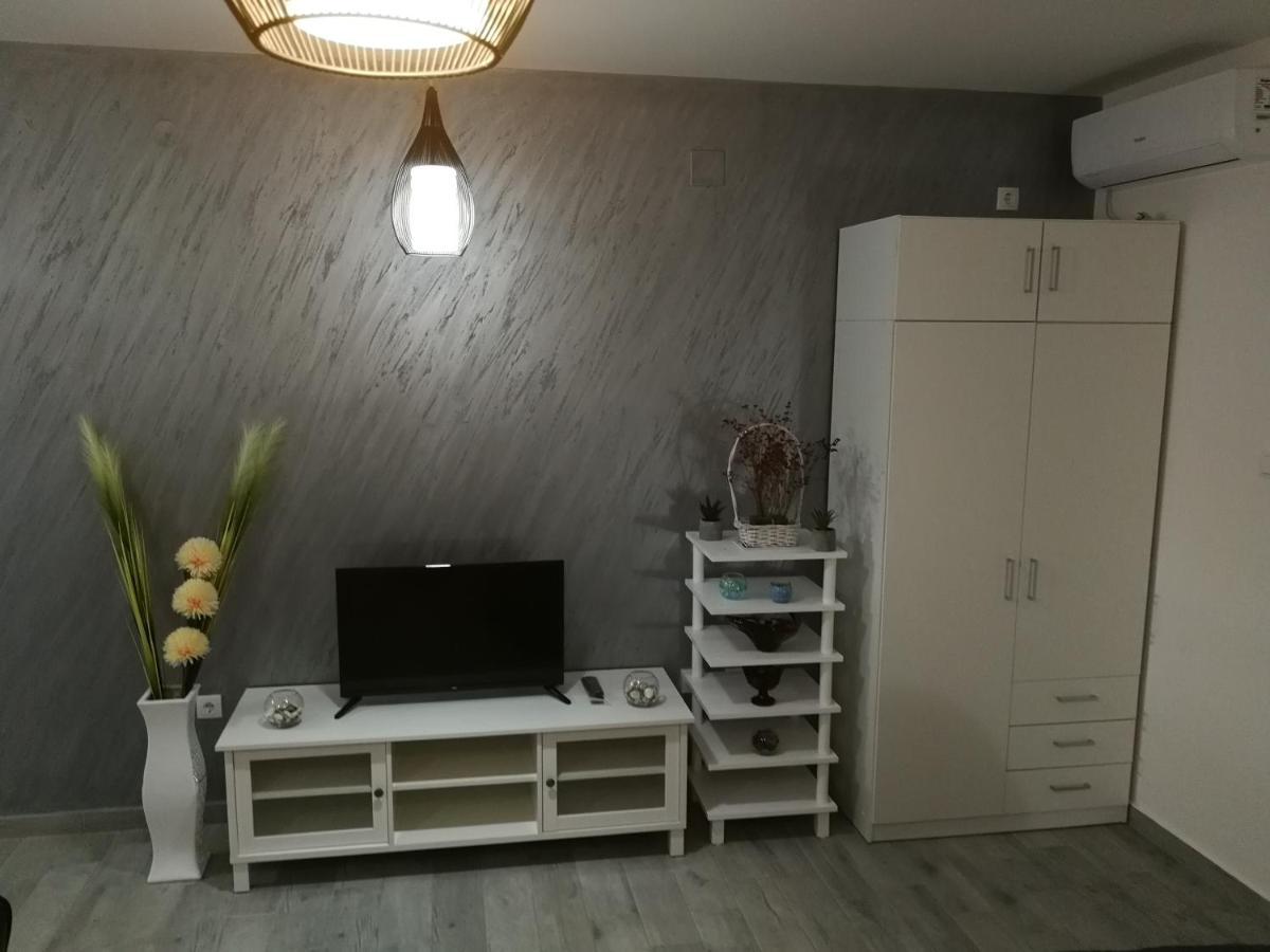 Danica Apartment สเรมสกา มิโตรวิตซา ภายนอก รูปภาพ