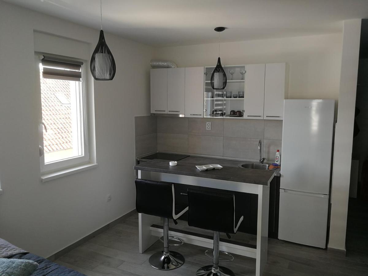 Danica Apartment สเรมสกา มิโตรวิตซา ภายนอก รูปภาพ