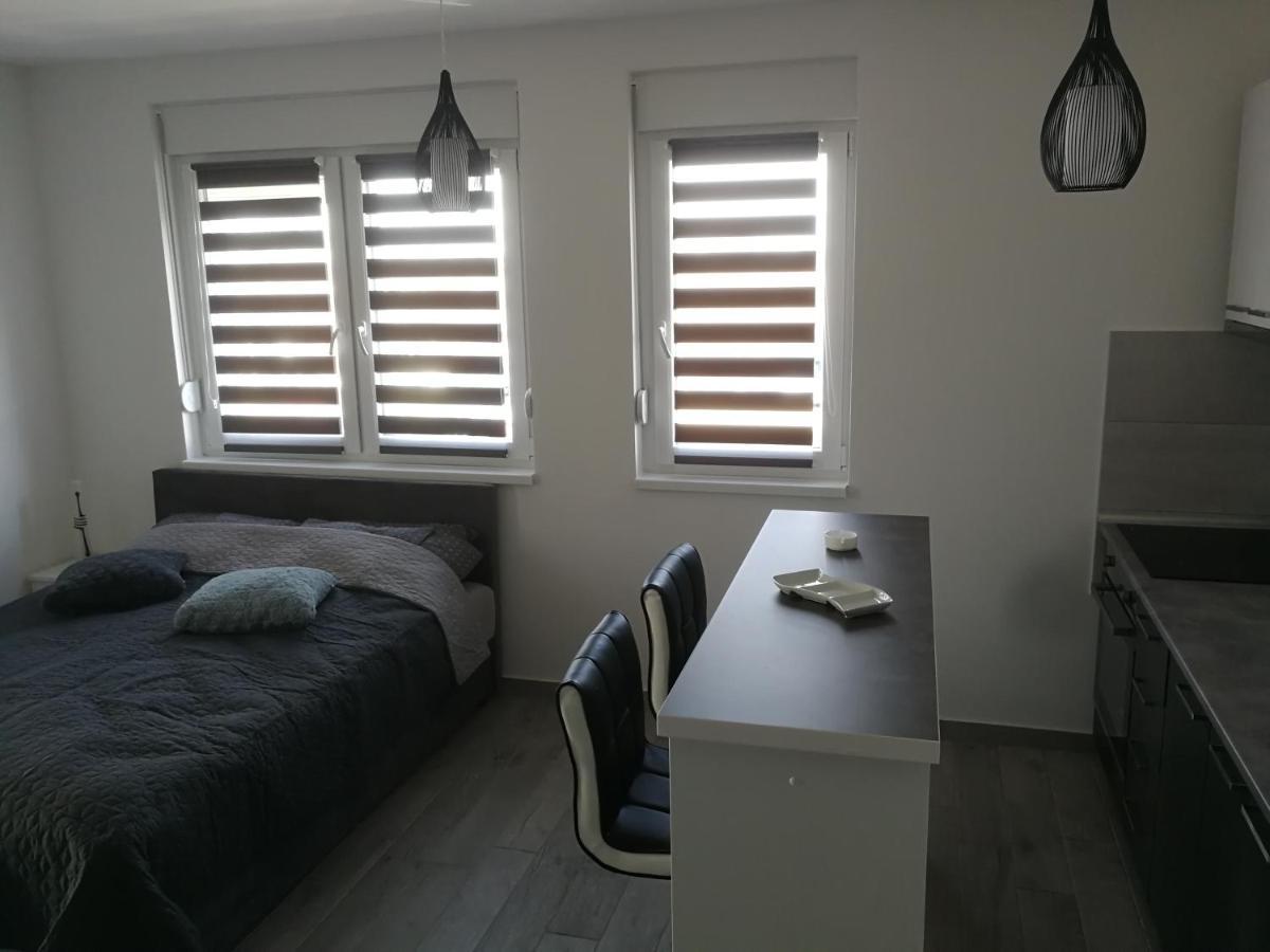 Danica Apartment สเรมสกา มิโตรวิตซา ภายนอก รูปภาพ