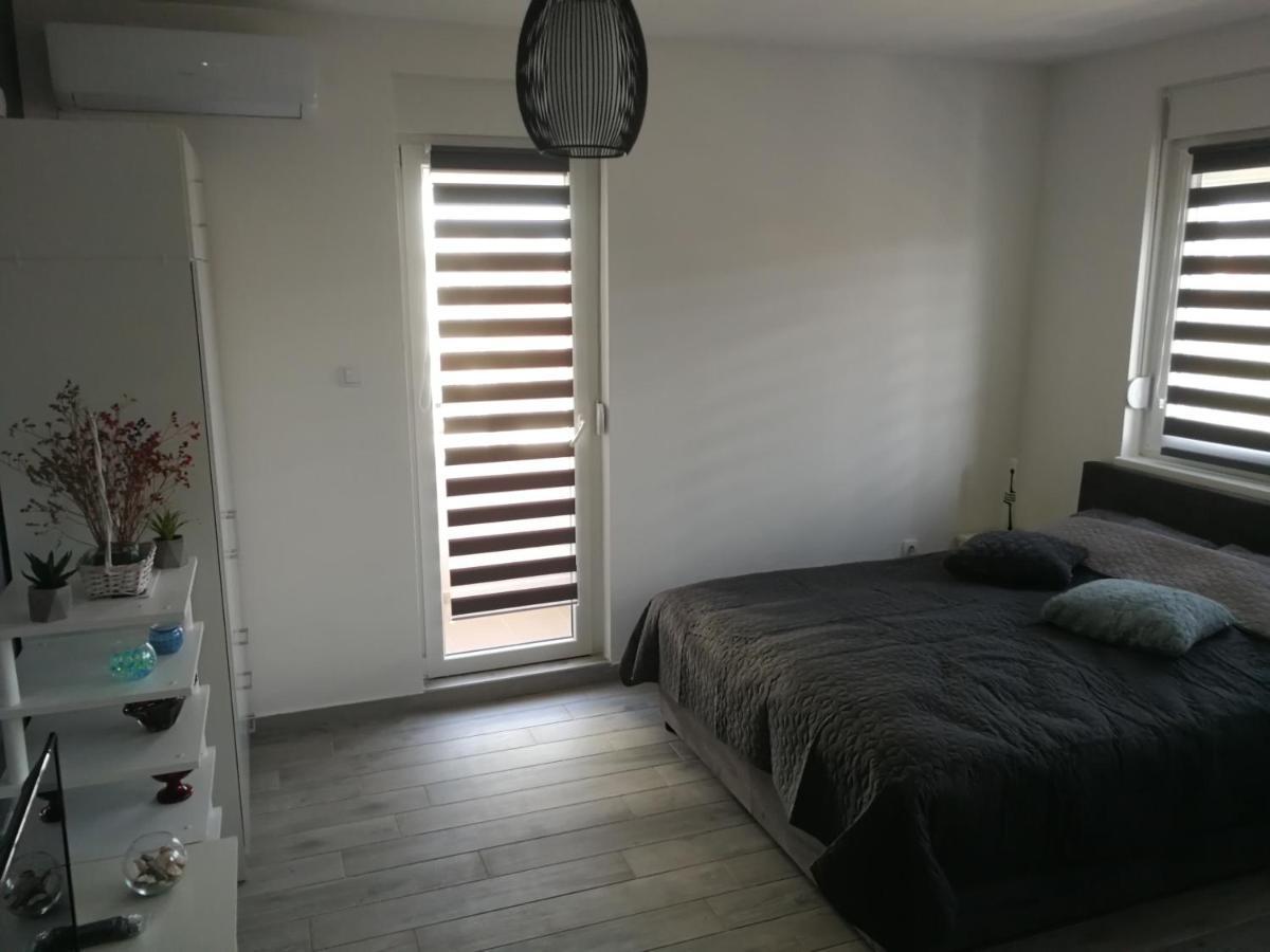 Danica Apartment สเรมสกา มิโตรวิตซา ภายนอก รูปภาพ